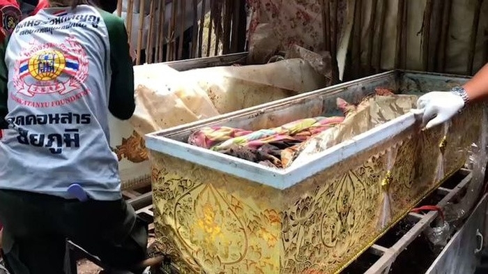 Thái Lan: Phát hiện sốc tại nơi ở của một giáo phái tự phát, nơi tín đồ phải uống nước tiểu chính mình