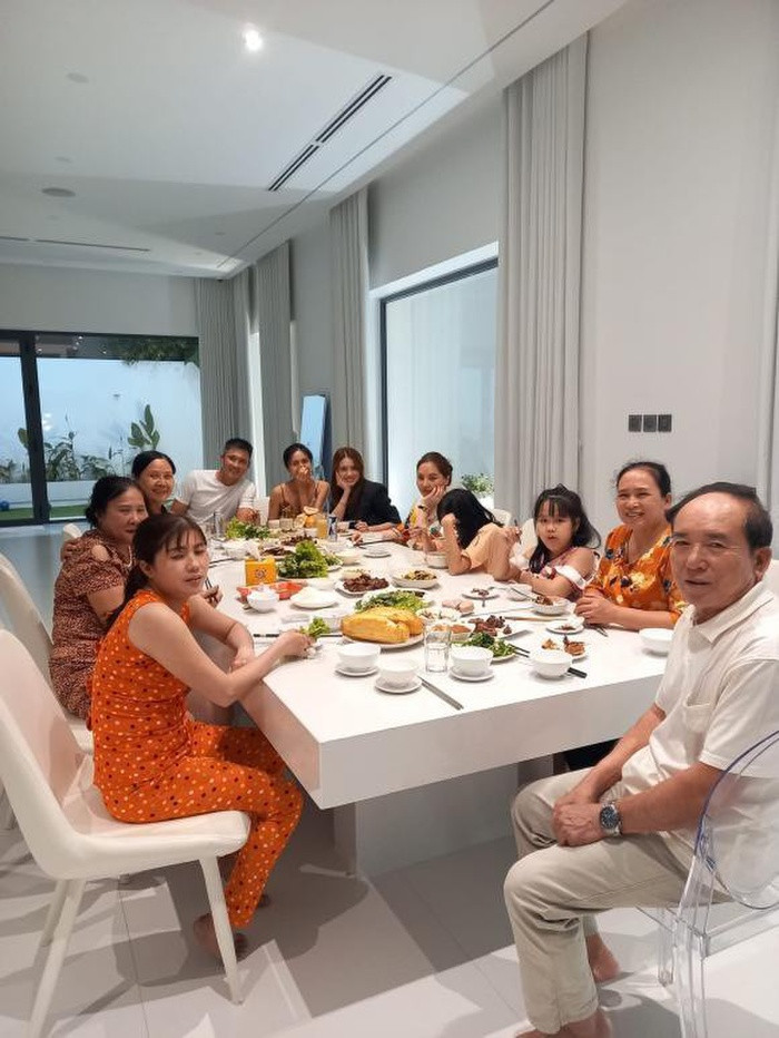 Mẹ Thủy Tiên hội ngộ cùng mẹ Công Vinh, một câu nói thể hiện mối quan hệ hiện tại