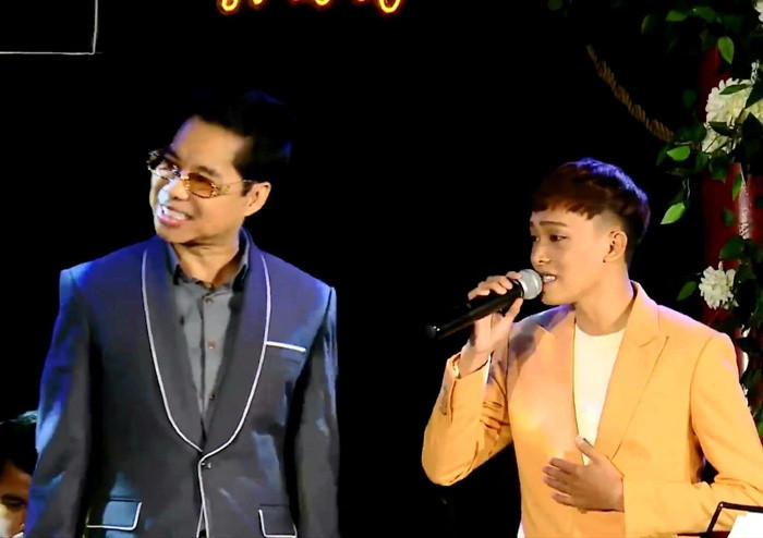 Fan xúc động hình ảnh Hồ Văn Cường tranh thủ nằm võng nghỉ ngơi khi chạy show trên Đà Lạt