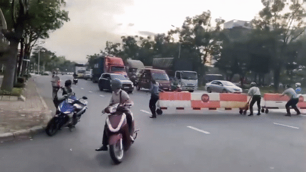 Xôn xao clip bảo vệ KĐT Phú Mỹ Hưng kéo barie chặn đường, bắt 2 tên cướp như phim hành động Ảnh 1