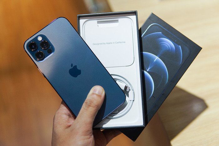 Giá iPhone 12 giảm về mức thấp nhất từ trước đến nay