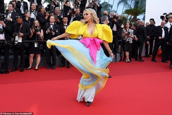 Trang phục thảm họa tại Cannes 2022: Từ tiên cá mắc cạn đến 'siêu anh hùng' khó hiểu không thiếu một ai