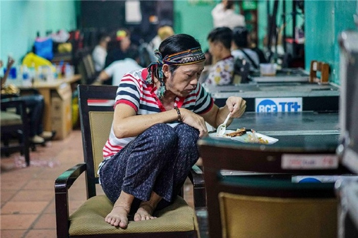Lan truyền hình ảnh NSƯT Hoài Linh ngồi co hai chân ăn cơm hộp hậu ồn ào từ thiện, thực hư thế nào?