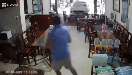 Clip: Xe sang chạy lùi lao thẳng vào quán phở, phản ứng nhanh nhạy giúp chủ quán thoát nạn trong gang tấc