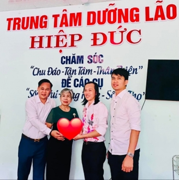 Lan truyền hình ảnh NSƯT Hoài Linh đi từ thiện sau một năm ồn ào