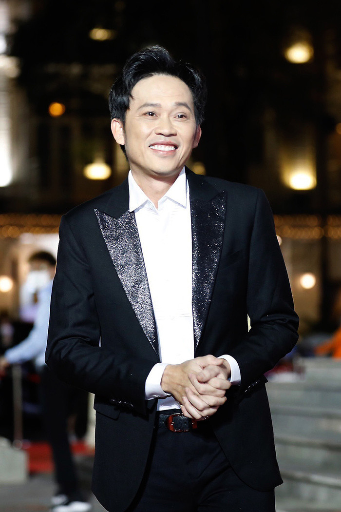 Lan truyền hình ảnh NSƯT Hoài Linh đi từ thiện sau một năm ồn ào