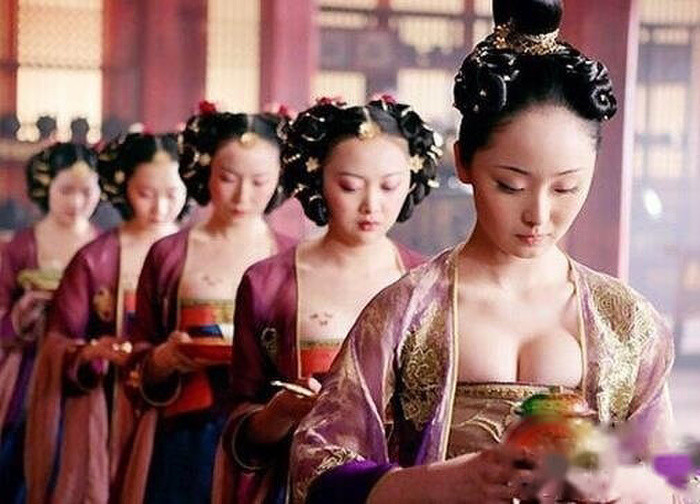 Để trở thành thê thiếp của hoàng đế, mỹ nữ xưa bị 'soi' cơ thể khắt khe đến đâu?