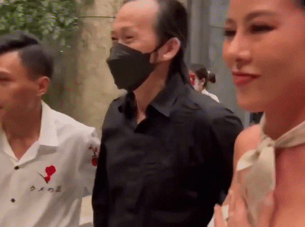 Hoài Linh nghêu ngao hát 'Ai chung tình được mãi' sau khi ra về từ đám cưới Mạc Văn Khoa Ảnh 4
