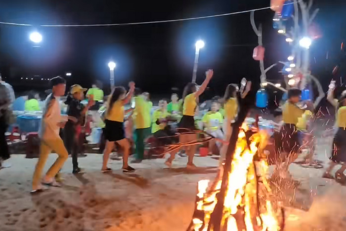 Đang 'quẩy' cực sung bên bờ biển, Hồ Văn Cường có hành động bất ngờ khiến fan khóc sướt mướt
