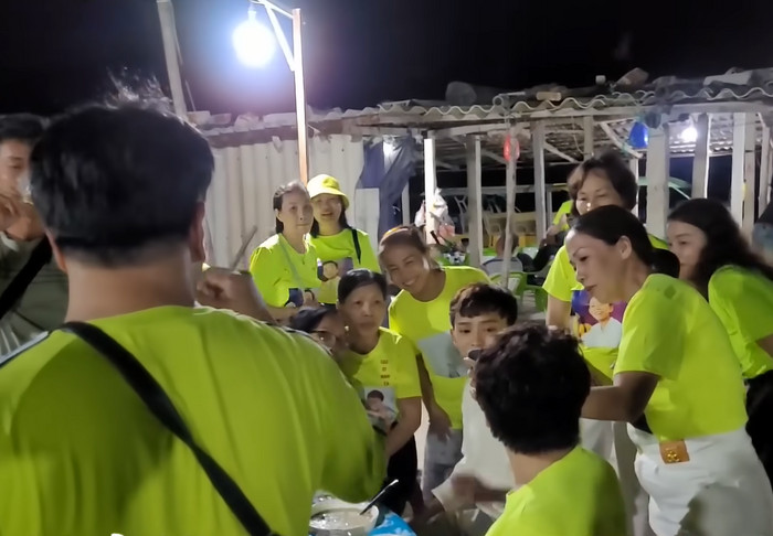 Đang 'quẩy' cực sung bên bờ biển, Hồ Văn Cường có hành động bất ngờ khiến fan khóc sướt mướt