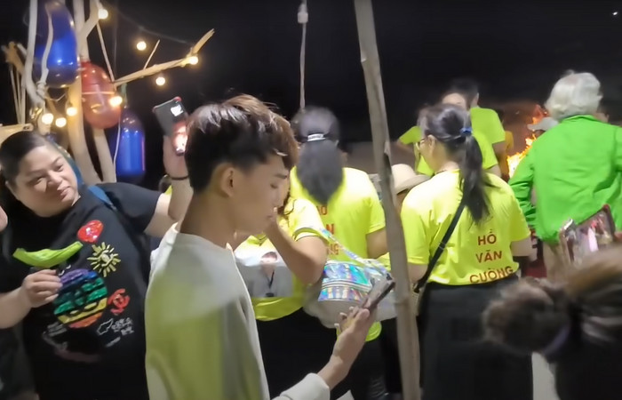 Đang 'quẩy' cực sung bên bờ biển, Hồ Văn Cường có hành động bất ngờ khiến fan khóc sướt mướt