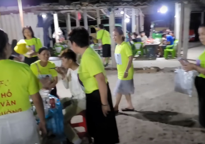 Đang 'quẩy' cực sung bên bờ biển, Hồ Văn Cường có hành động bất ngờ khiến fan khóc sướt mướt