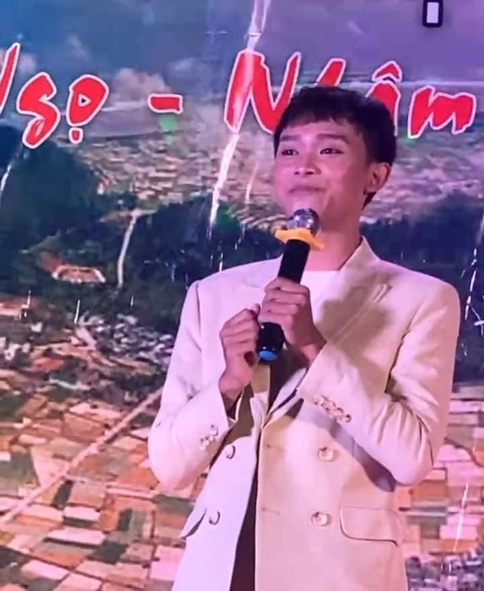 Bị fan nữ 'cưỡng hôn' trên sân khấu, Hồ Văn Cường có phản ứng ra sao?