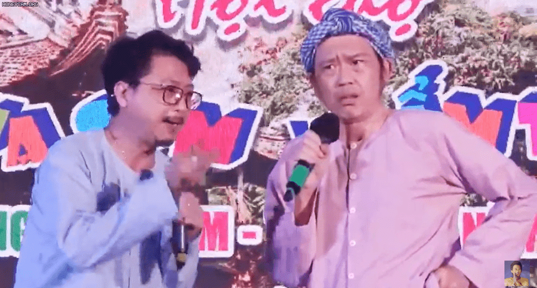 Hoài Linh và Hứa Minh Đạt bị ai đó ném đồ lên sân khấu lúc biểu diễn, khán giả tranh cãi về hành động