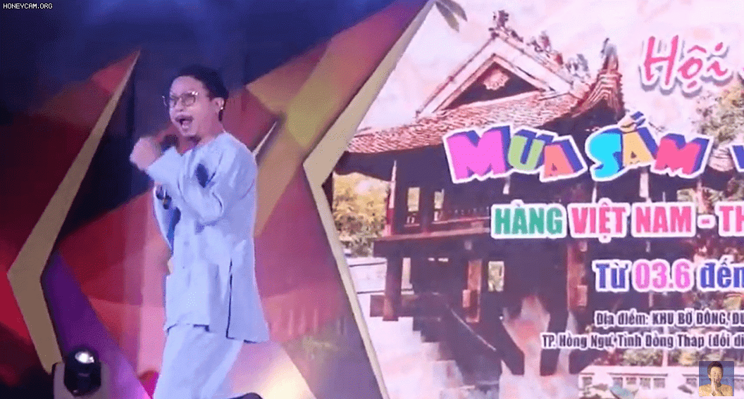 Hoài Linh và Hứa Minh Đạt bị ai đó ném đồ lên sân khấu lúc biểu diễn, khán giả tranh cãi về hành động
