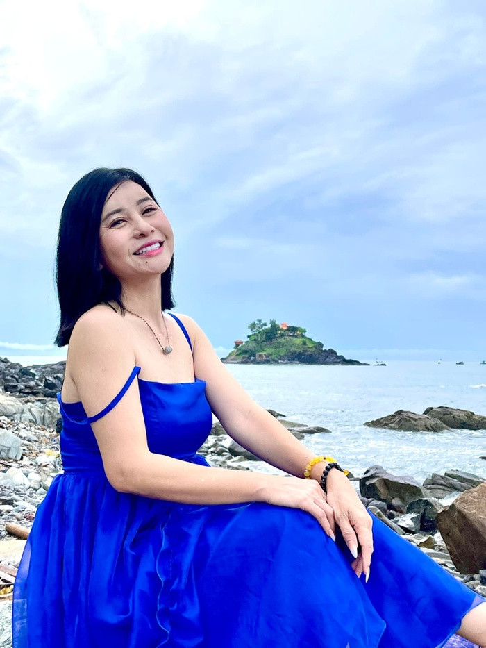 Sau tuyên bố 'đường ai nấy đi' với Kiều Minh Tuấn, Cát Phượng tân trang đẹp hẳn trong livestream mới