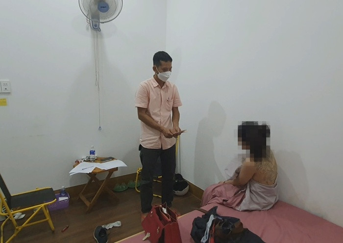 Nhận tiền của khách, quản lý quán karaoke 'điều' 2 nữ tiếp viên đi bán dâm Ảnh 1