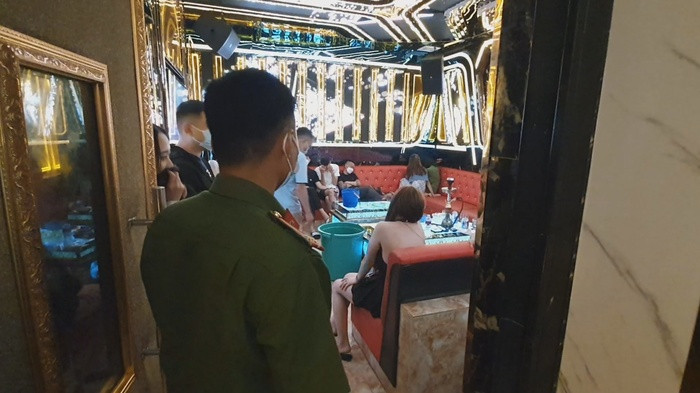 Nhận tiền của khách, quản lý quán karaoke 'điều' 2 nữ tiếp viên đi bán dâm Ảnh 2