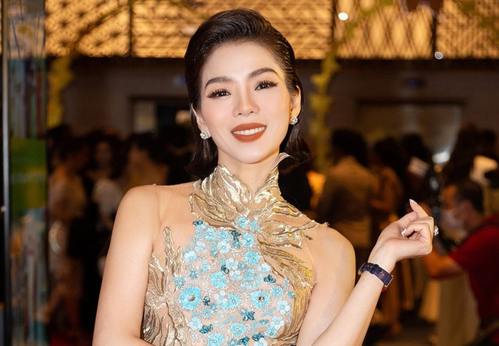 Lệ Quyên rời xa chuyên gia trang điểm là 'bão tố': Tự kẻ eyeliner mà sụp hết cả mí mắt