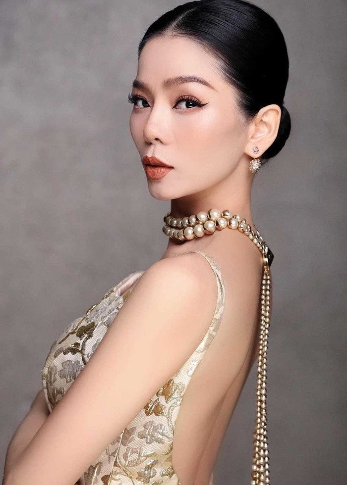 Lệ Quyên rời xa chuyên gia trang điểm là 'bão tố': Tự kẻ eyeliner mà sụp hết cả mí mắt