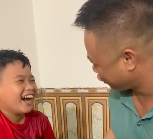 Hai bố con cười không ăn nổi cơm khi thấy mẹ đi phun môi về, xem nguyên nhân ai cũng đồng cảm