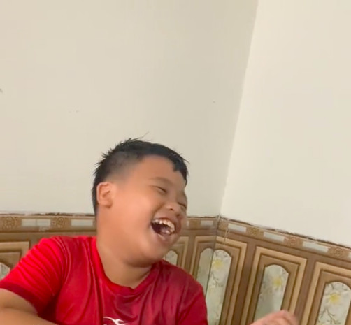 Hai bố con cười không ăn nổi cơm khi thấy mẹ đi phun môi về, xem nguyên nhân ai cũng đồng cảm