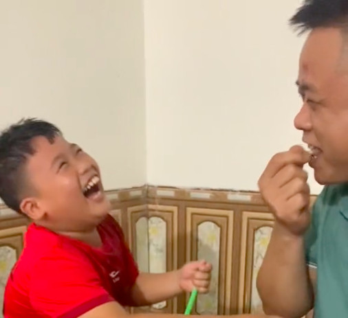 Hai bố con cười không ăn nổi cơm khi thấy mẹ đi phun môi về, xem nguyên nhân ai cũng đồng cảm