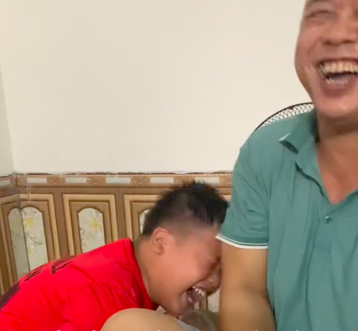 Hai bố con cười không ăn nổi cơm khi thấy mẹ đi phun môi về, xem nguyên nhân ai cũng đồng cảm