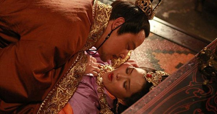 Vì sao sau khi thị tẩm xong, Phi tần không được ở lại qua đêm cùng Hoàng đế?