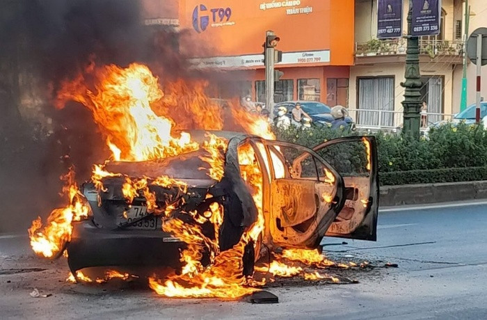 Ôtô bốc cháy ngùn ngụt sau va chạm giao thông Ảnh 1