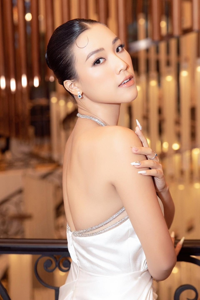 Hậu ly hôn chồng ngoại quốc, Hoàng Oanh khoe đường cong 'siêu thực' chiếm trọn mọi spotlight