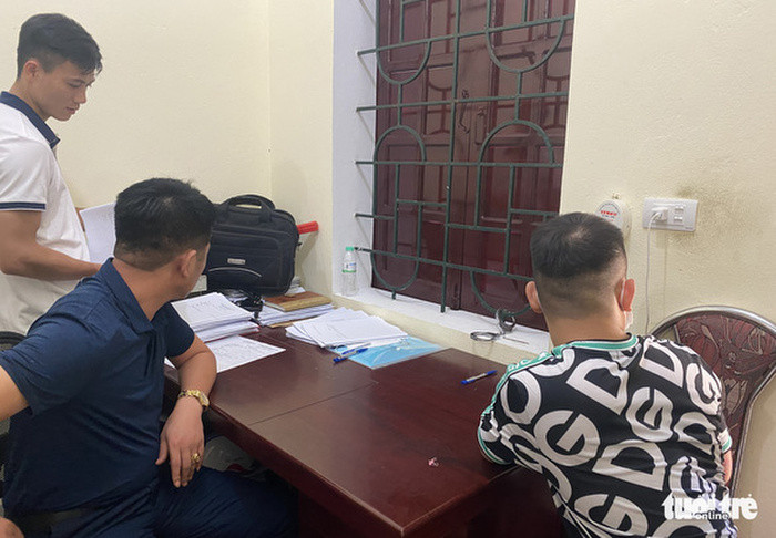 Nam thanh niên tổ chức 'ghép đôi' cho hai em nhỏ hôn nhau bị mời lên làm việc Ảnh 1