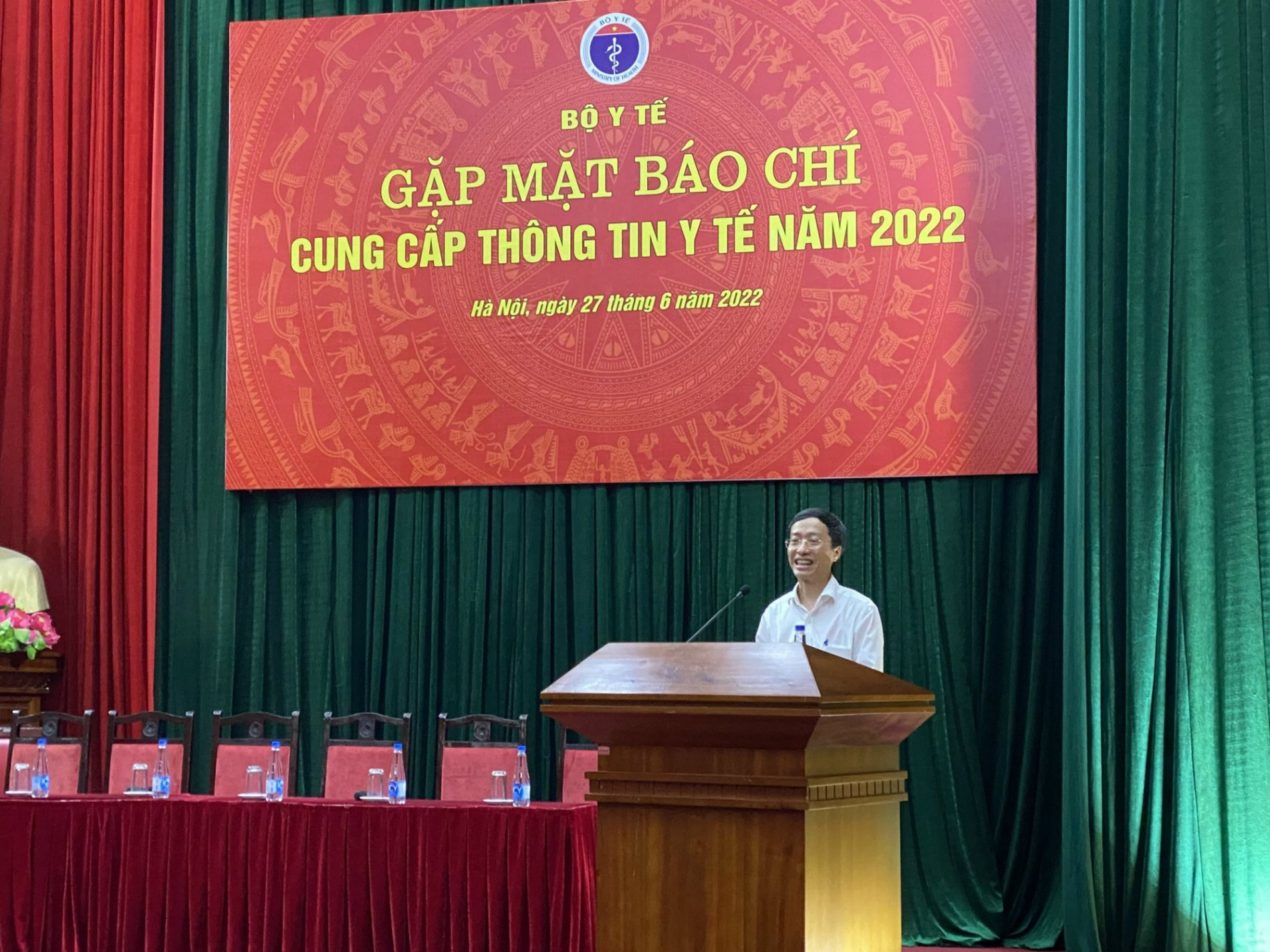 Đại diện BYT nêu lợi ích khi tiêm mũi 4, khẳng định: Không có chuyện thừa vắc xin Covid-19 - Ảnh 1.