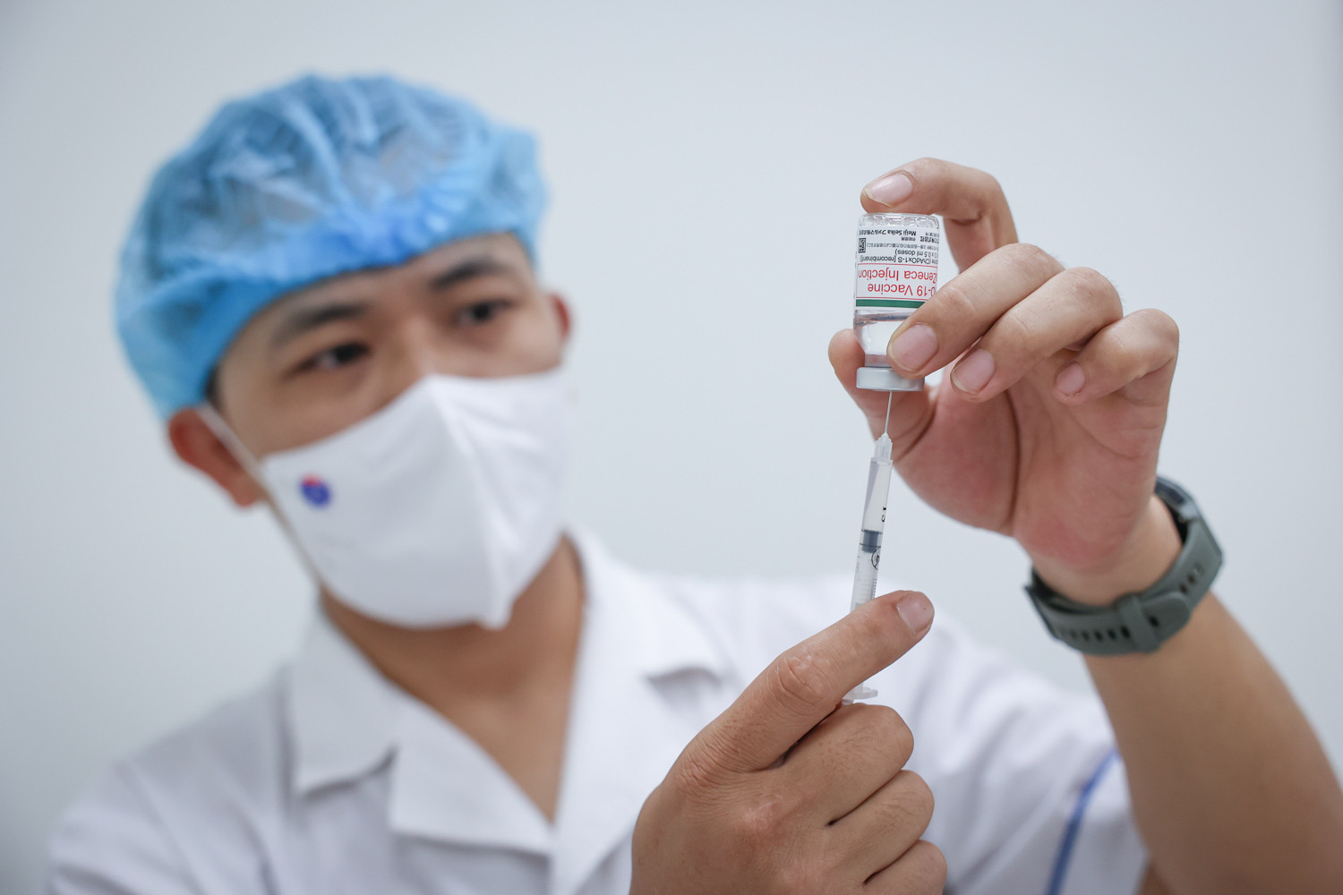 Đại diện BYT nêu lợi ích khi tiêm mũi 4, khẳng định: Không có chuyện thừa vắc xin Covid-19 - Ảnh 2.