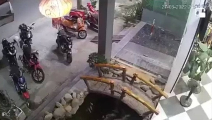 Đi cà phê cùng bố mẹ, bé trai 4 tuổi rơi xuống bể cá đuối nước và lời cảnh tỉnh cho các bậc phụ huynh Ảnh 1