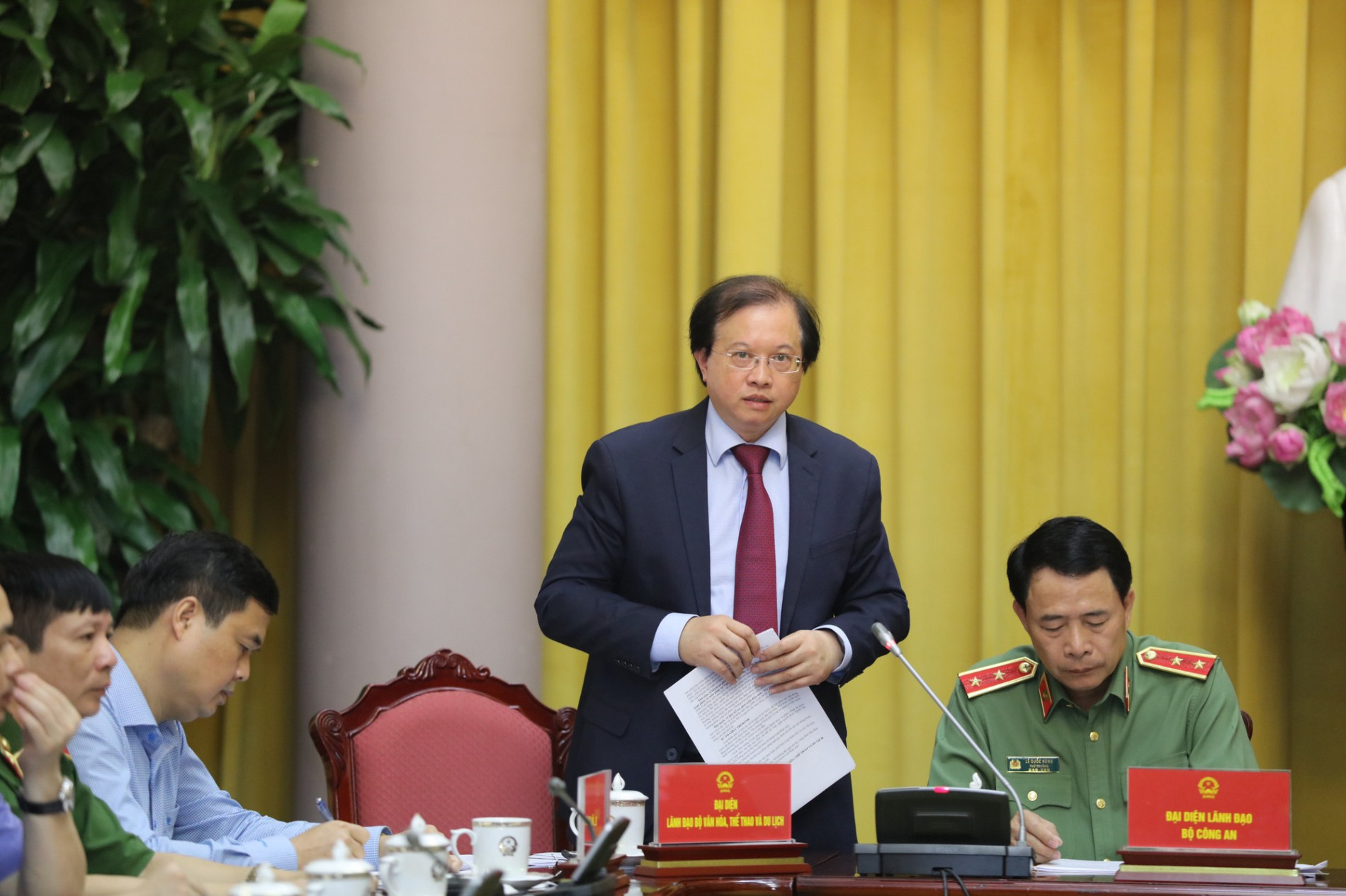 Hồng Đăng và Hồ Hoài Anh đang chờ gặp thẩm phán và đã có luật sư để xử lý các vấn đề pháp lý - Ảnh 1.