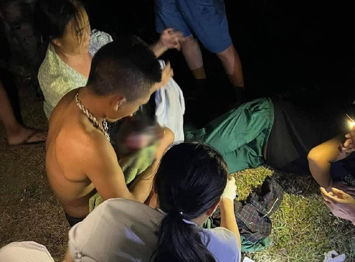Vợ trở dạ, chồng trực tiếp đỡ đẻ cho vợ sinh con ngay bên đường trong đêm Ảnh 1