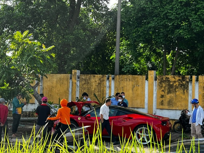Xe sang Ferrari lao lên vỉa hè húc đổ cây xanh bên đường ở Hà Nội Ảnh 1