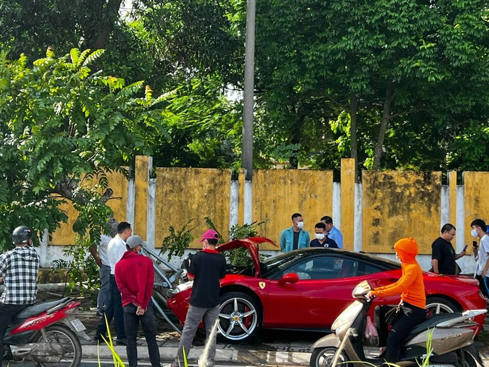 Xe sang Ferrari lao lên vỉa hè húc đổ cây xanh bên đường ở Hà Nội Ảnh 2