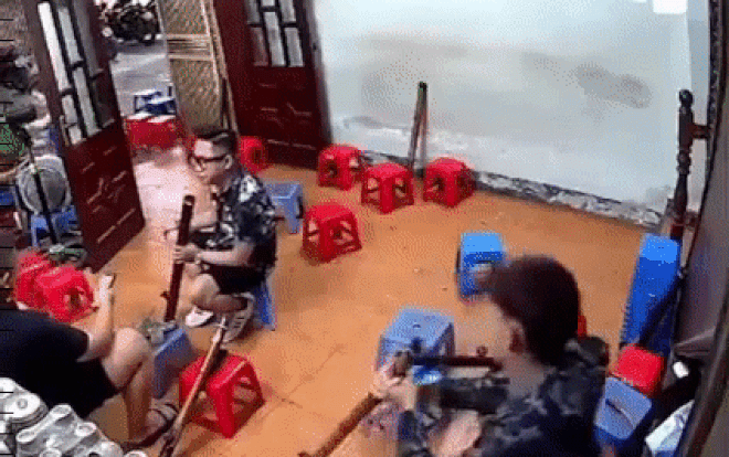 Nữ chủ quán dùng 'tuyệt chiêu' giải cứu thanh niên say thuốc lào, cầm điếu cày chèo thuyền trên cạn Ảnh 1