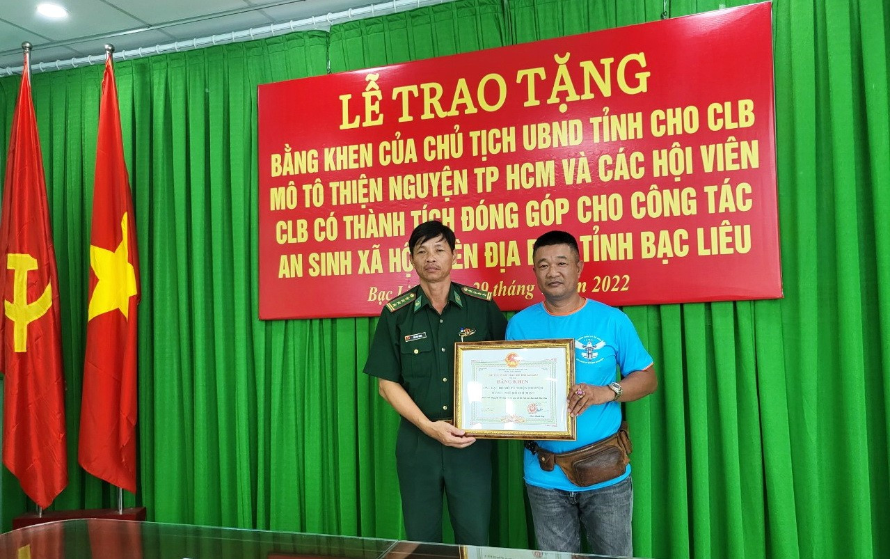 trao-bang-khen-cua-chu-tich-ubnd-tinh-bac-lieu-1-1659243637.jpg