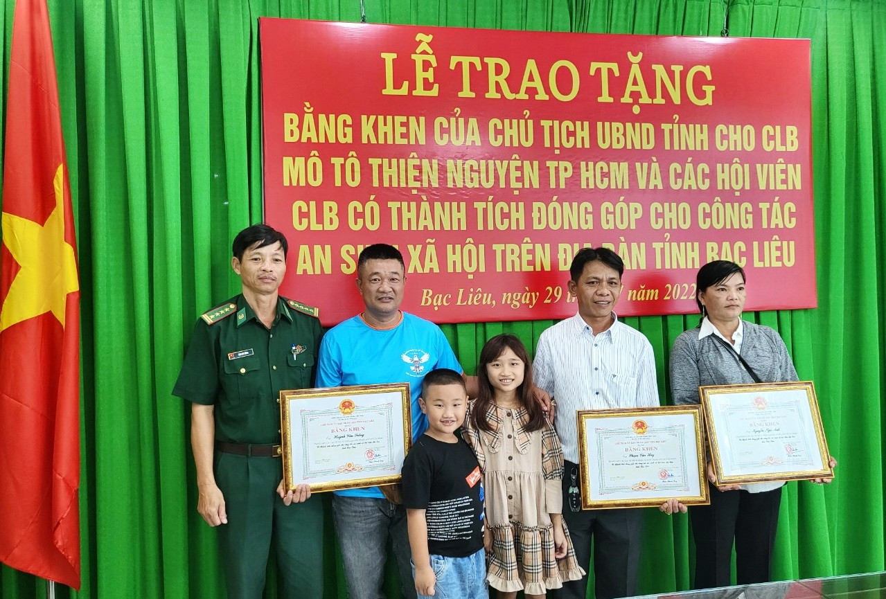 trao-bang-khen-cua-chu-tich-ubnd-tinh-bac-lieu-2-1659243637.jpg