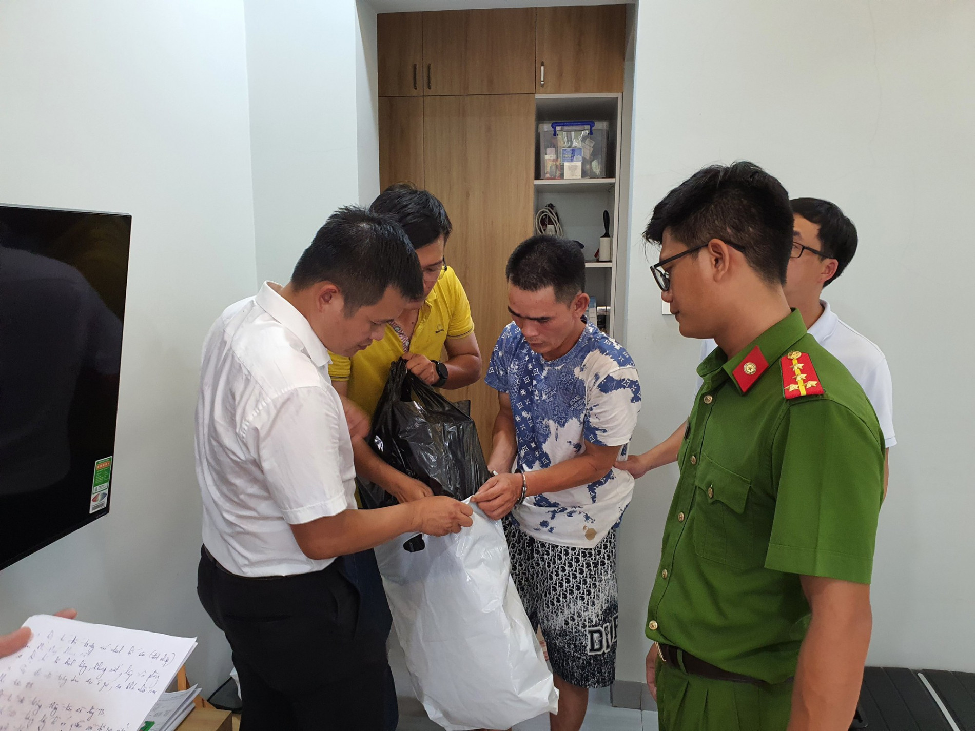 Bắt "siêu trộm" đột nhập nhà dân lấy 1,7 tỷ đồng rồi đưa về nhà mẹ ruột cất giấu - Ảnh 2.