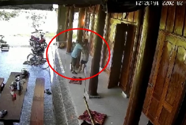 Hình ảnh ông L.V.T. có hành động thiếu chuẩn mực với nữ sinh lớp 10 được camera của gia đình ghi lại - Ảnh cắt từ clip