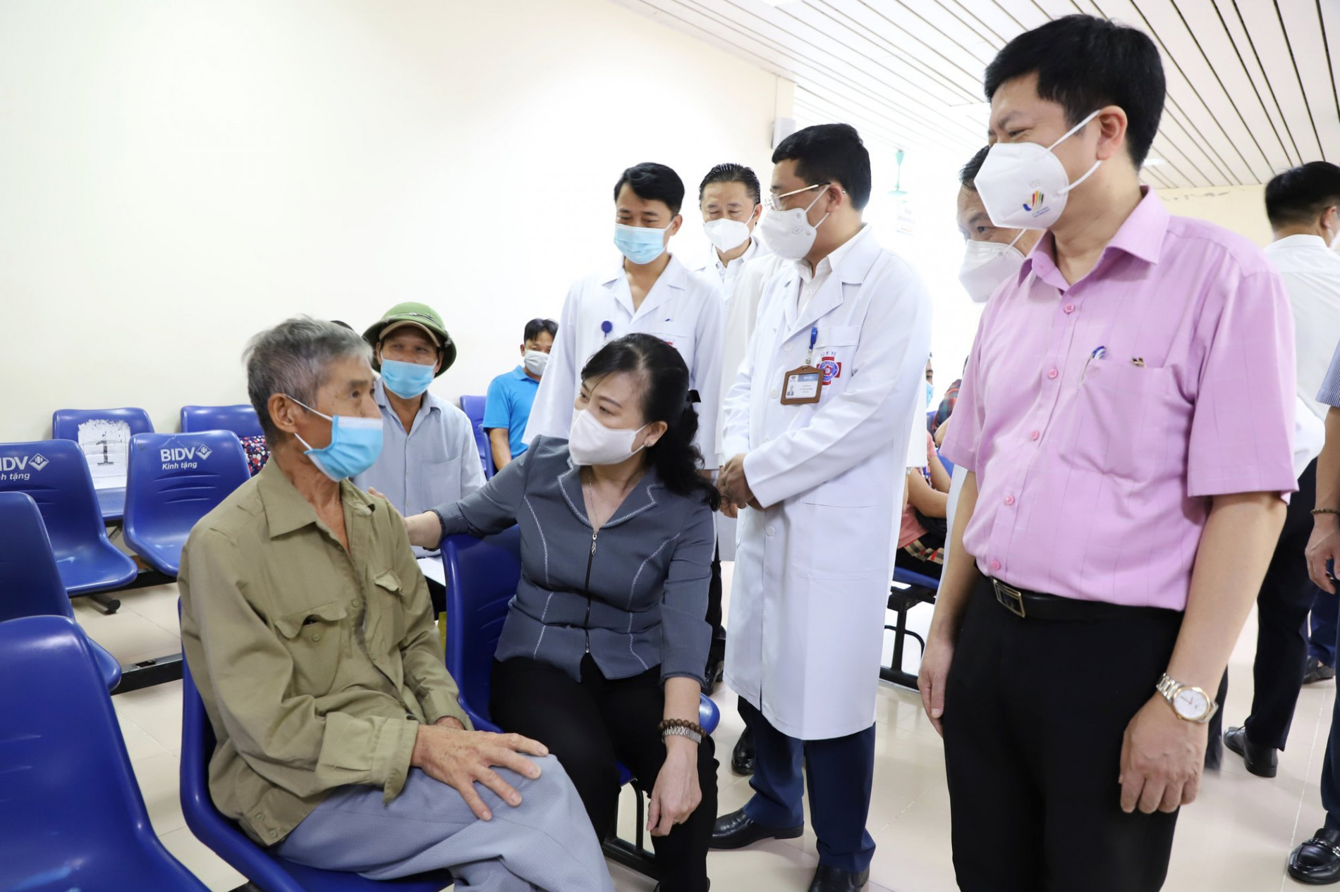 Quyền Bộ trưởng Y tế: ' Dịch bệnh luôn diễn biến phức tạp, khó lường, nguy cơ dịch chồng dịch là hiện hữu' - Ảnh 1.