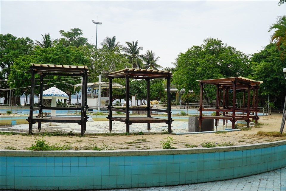 Công viên Phù Đổng từ lâu bỏ hoang không được chăm sóc, để cỏ mọc um tùm.