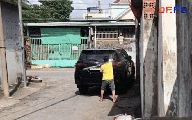 Bắt gã đàn ông hùng hổ đập phá xe ô tô của người khác, lời khai gây bất ngờ Ảnh 1