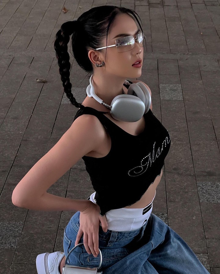 Ngọc Trinh hồi teen, hóa thân thành nữ sinh công nghệ chính hiệu cùng mốt quần tụt độc đáo Ảnh 3