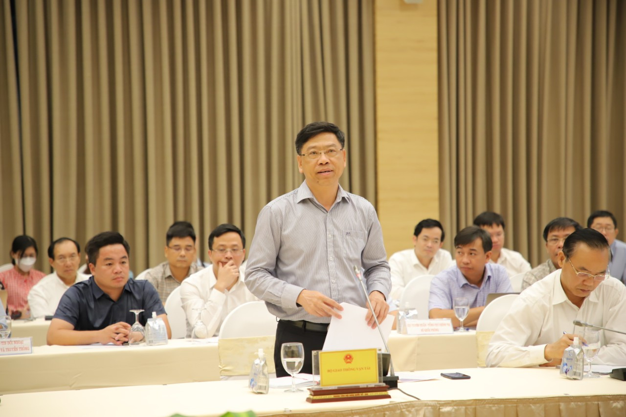 Bộ GTVT lý giải việc giá xăng giảm mạnh nhưng giá cước vận tải vẫn ở mức cao - Ảnh 1.