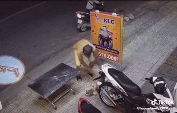 Tăm tia' mân cúng cô hồn tháng 7 đặt trước nhà, kẻ gian bê đi một thứ khiến gia chủ bất ngờ Ảnh 1